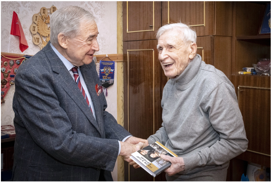 "Российская газета" поздравила юбиляра со 100-летием с доставкой на дом. Фото: Пресс-бюро Службы внешней разведки России