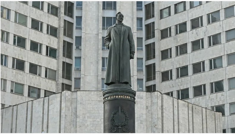 ПАМЯТНИК Ф.ДЗЕРЖИНСКОМУ НА ТЕРРИТОРИИ ШТАБ-КВАРТИРЫ СВР РОССИИ
