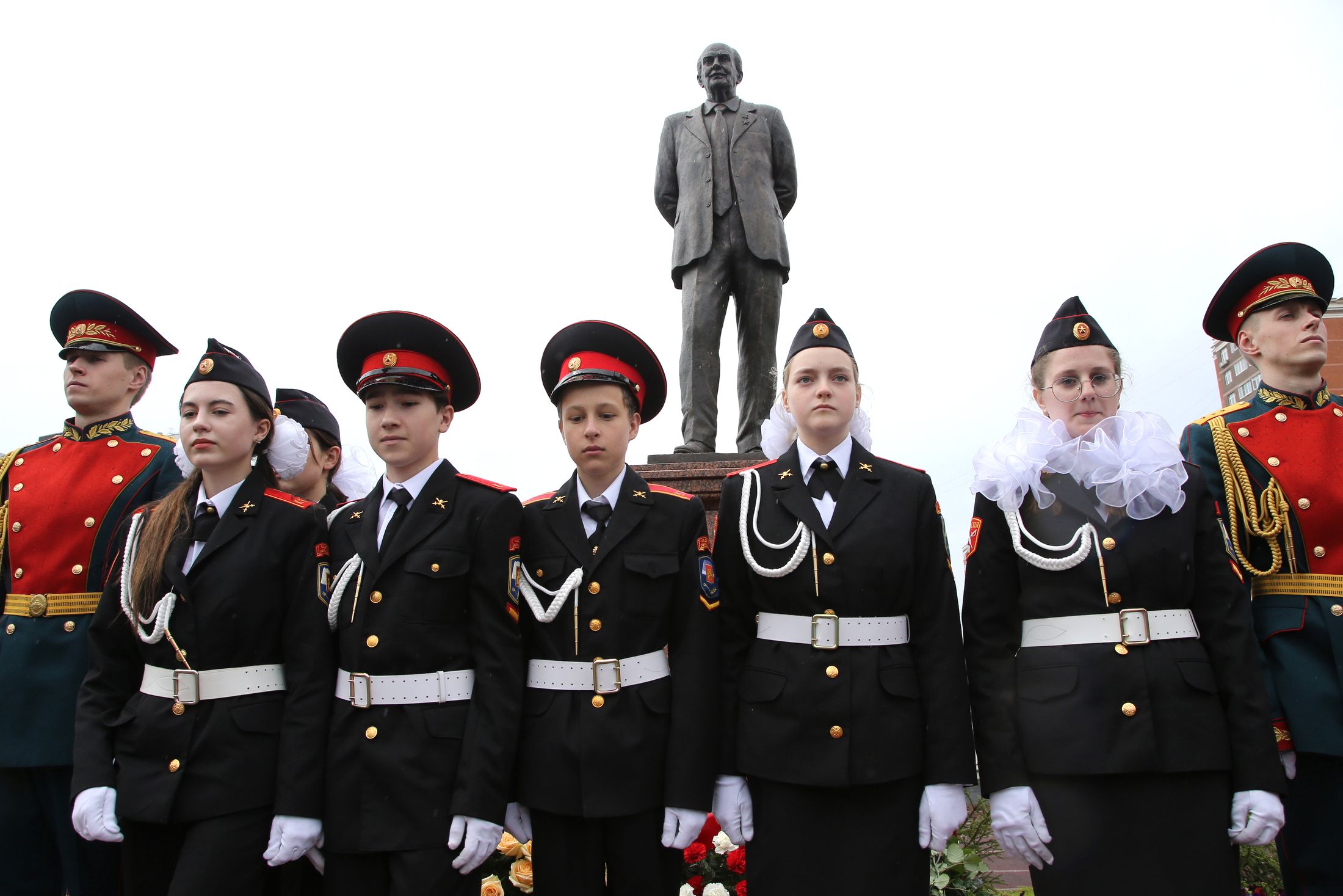 В мае 2022 года в Коммунарке открыли памятник разведчику Вартаняну. Фото: Константин Завражин/ РГ