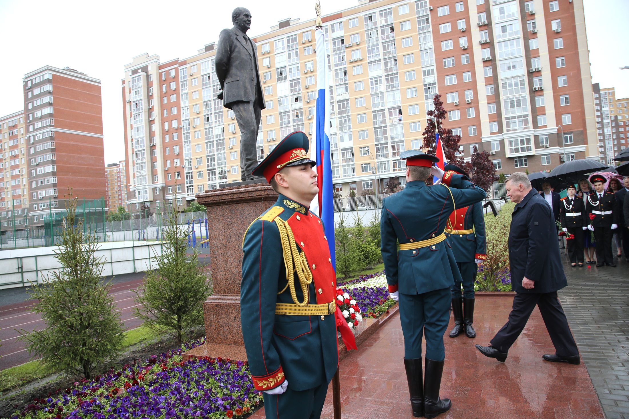В мае 2022 года в Коммунарке открыли памятник разведчику Вартаняну. Фото: Константин Завражин/ РГ