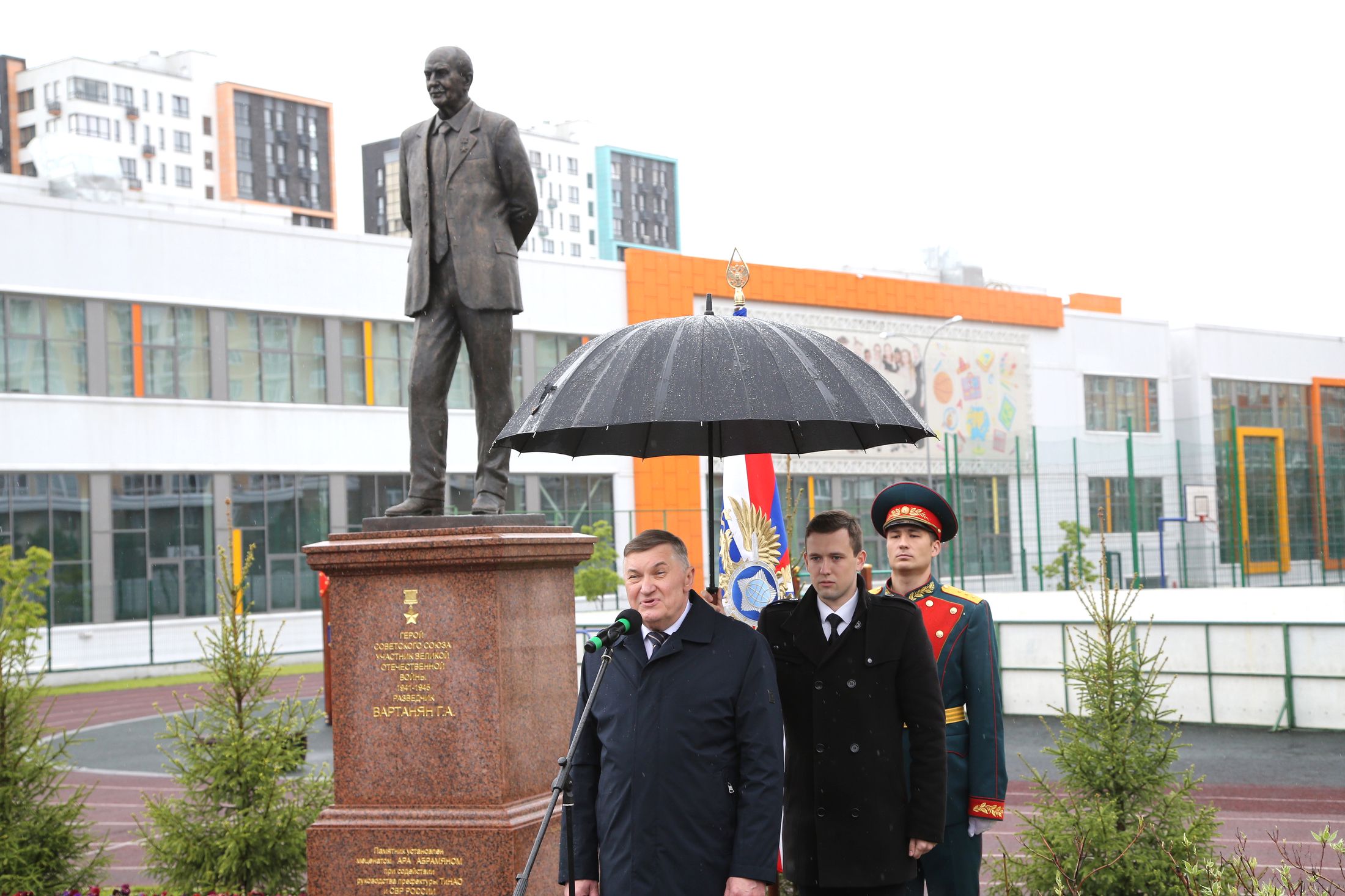 В мае 2022 года в Коммунарке открыли памятник разведчику Вартаняну. Фото: Константин Завражин/ РГ