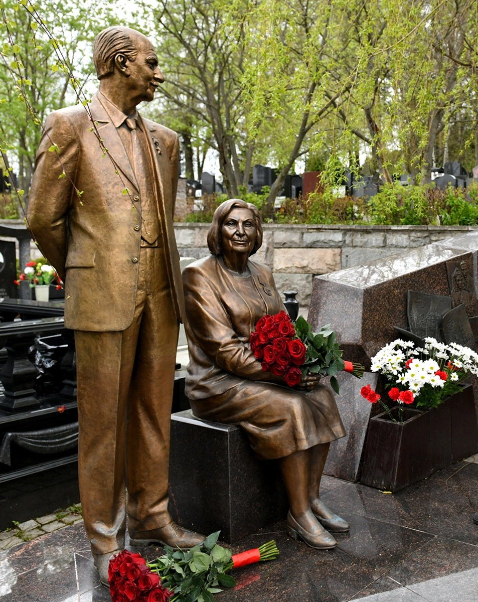 Легендарные разведчики - Герой Советского Союза Геворк Вартанян и его супруга Гоар Вартанян похоронены на Троекуровском кладбище в Москве. Фото: wikipedia.org