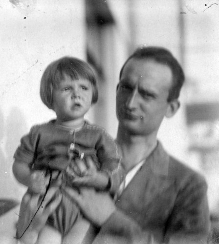 А в 1929-м у молодой семьи родилась первая (и единственная) дочка Эвелина, или Эвуня, как называли ее в семье. На фото Вильям Фишер – с дочуркой. Фото: предоставлено Лидией Борисовной Боярской