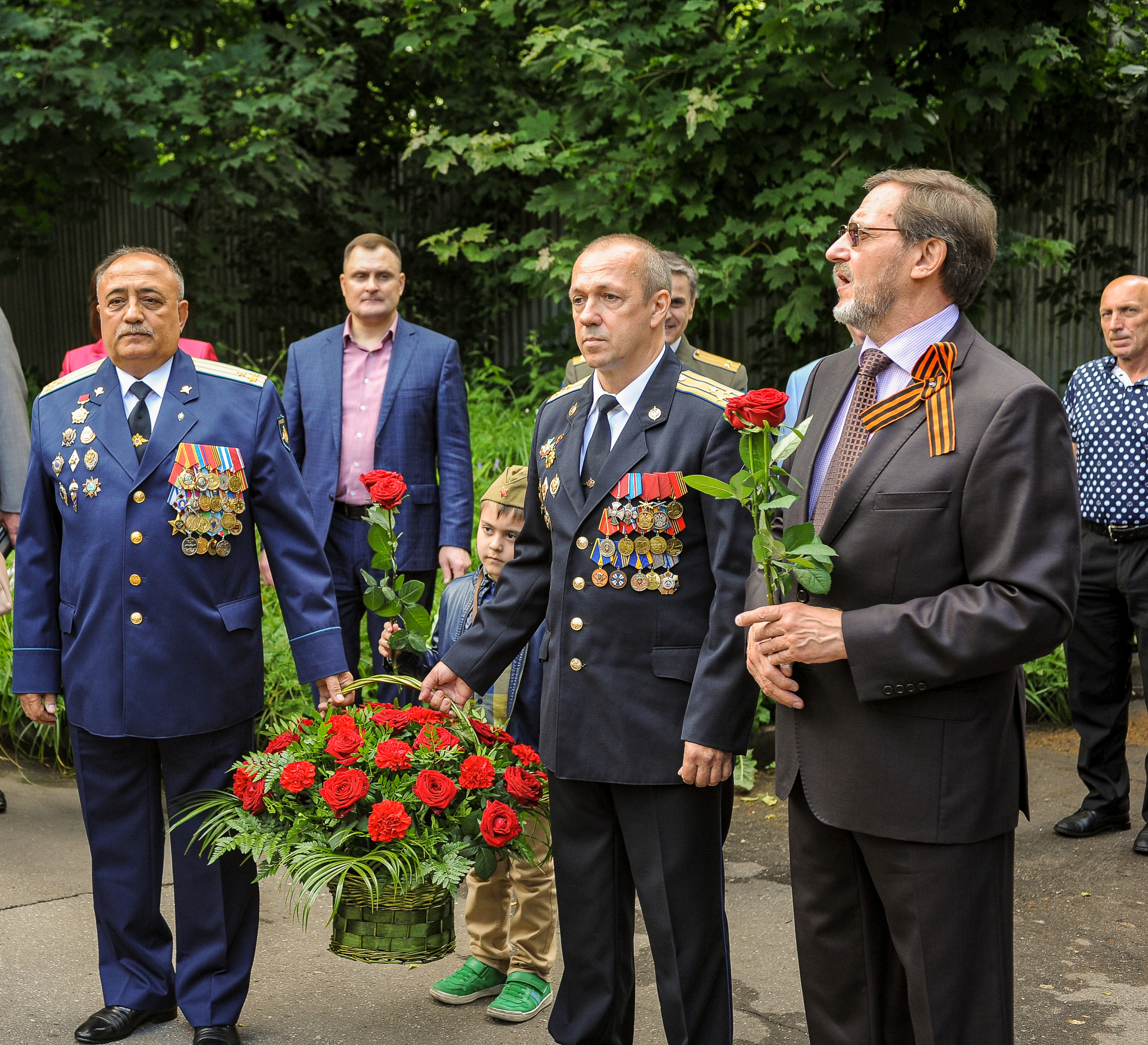 На переднем плане — участник штурма дворца Тадж-Бек, кавалер ордена Ленина Рустамходжа Турсункулов, участник спасательной операции в Беслане Владимир Силантьев и президент Ассоциации ГСН «Вымпел» Валерий Попов
