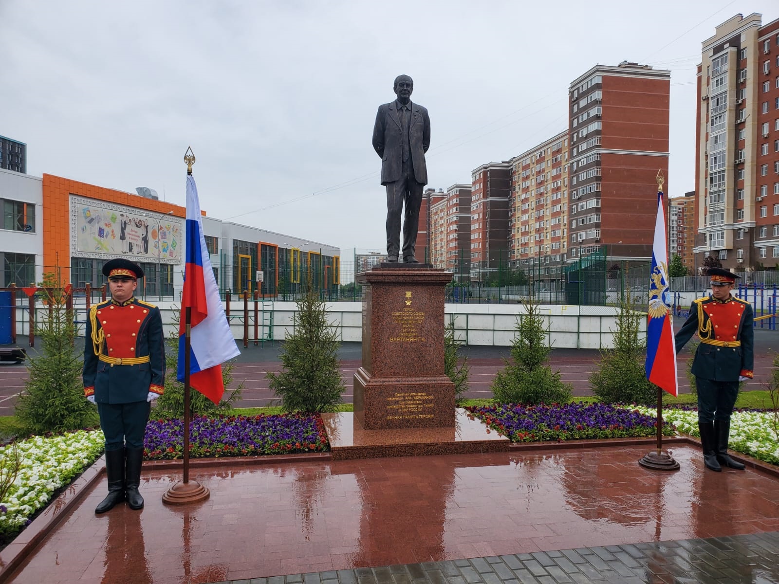 В столице открыли памятник Герою Советского Союза Геворку Вартаняну