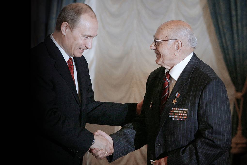Президент России Владимир Путин и Алексей Ботян, 22 мая 2007 года <br> © Пресс-бюро Службы внешней разведки РФ